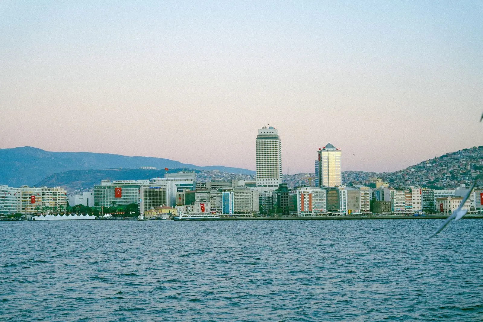 Limanda bağlı gemi ve rıhtım yapıları