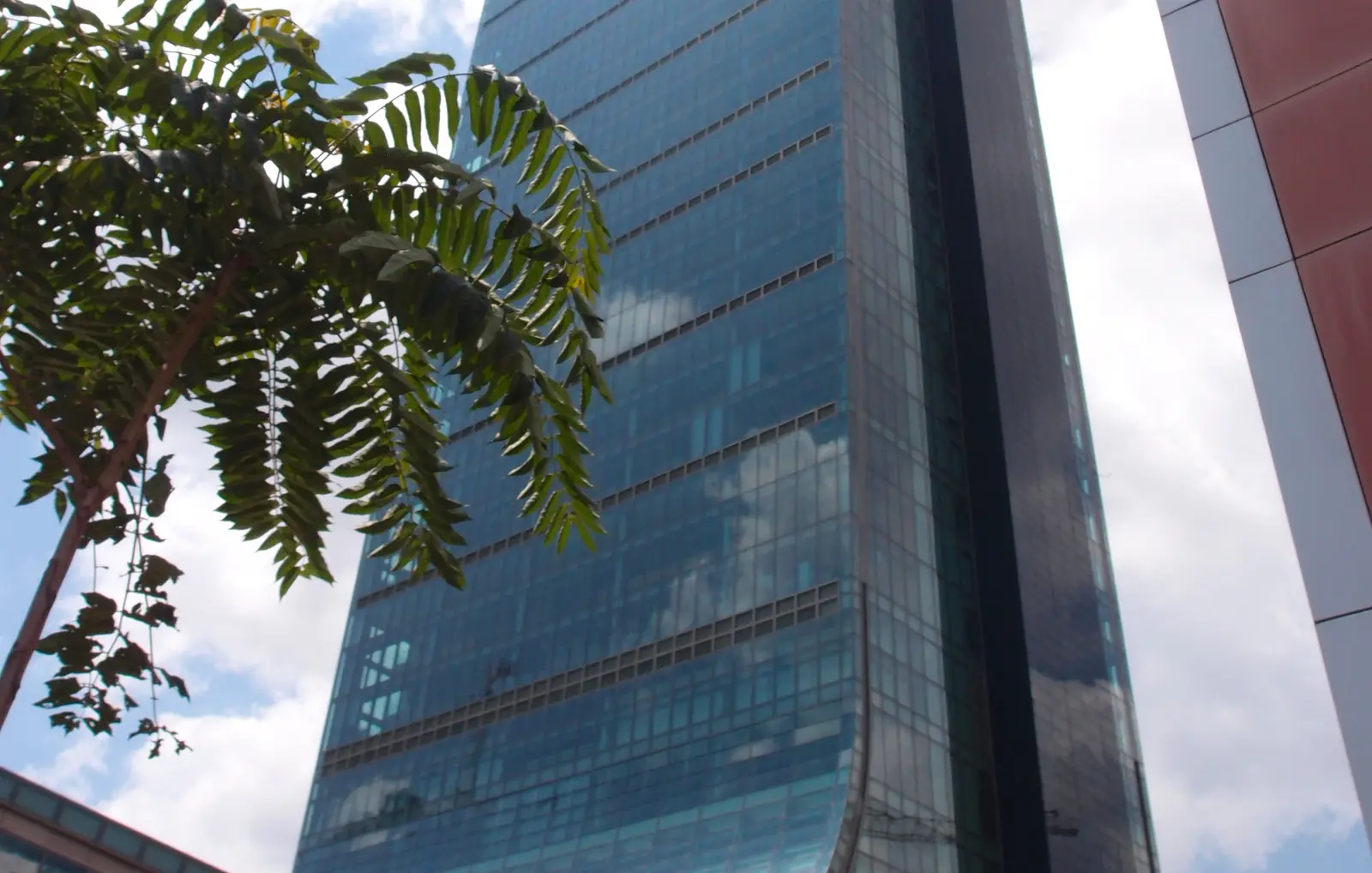 Bir Gökdelenin Camı Kırıldığında Ne Olur? John Hancock Tower’ın Öğrettiği Ders — İstanbul, Levent