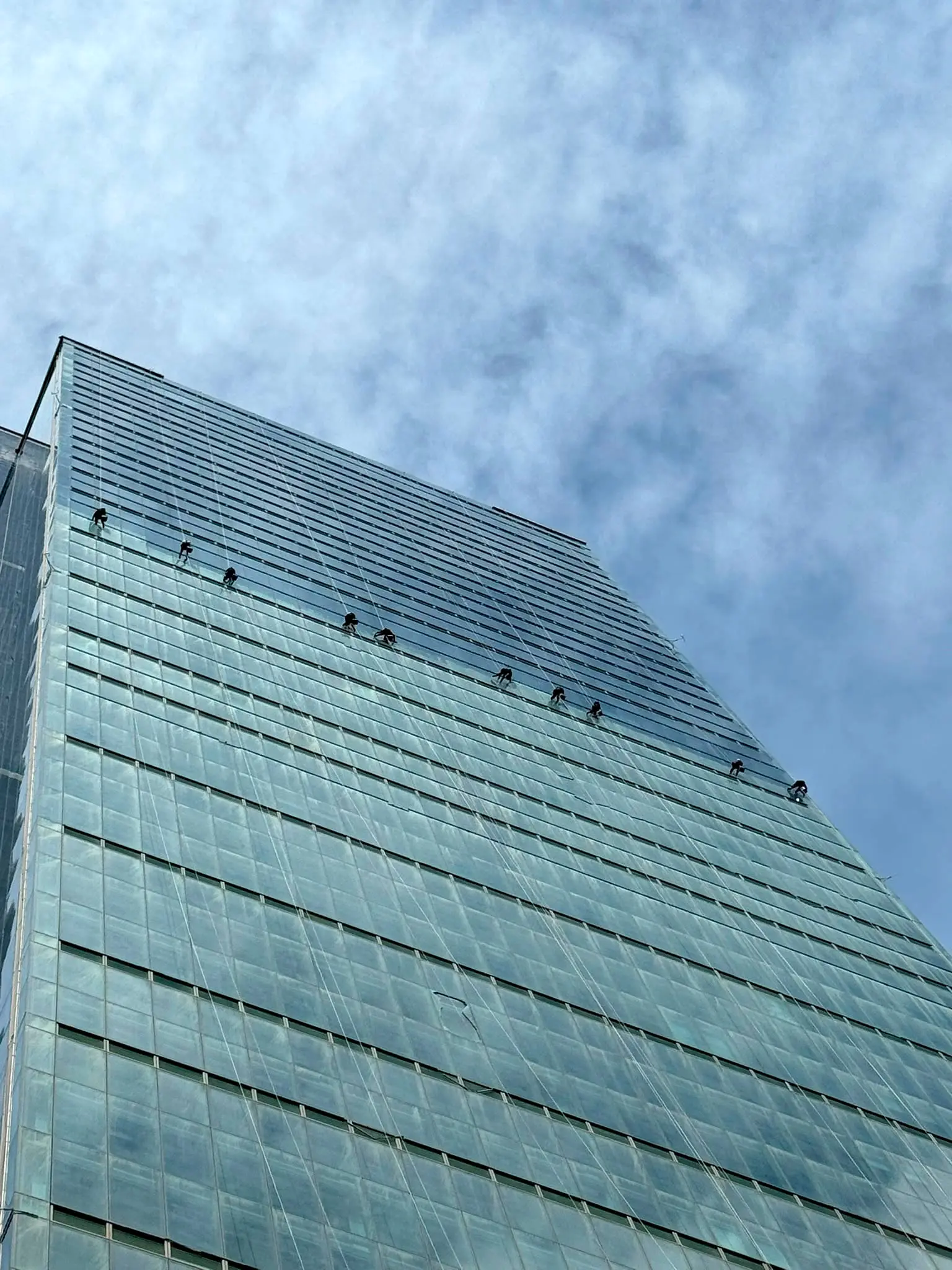 İstanbul Sapphire — İple erişimle dış cephe cam temizliği · İstanbul iş kuleleri silueti, İstanbul